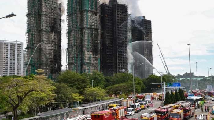 Hong Kong’da çıkan büyük yangında en az 44 kişi öldü