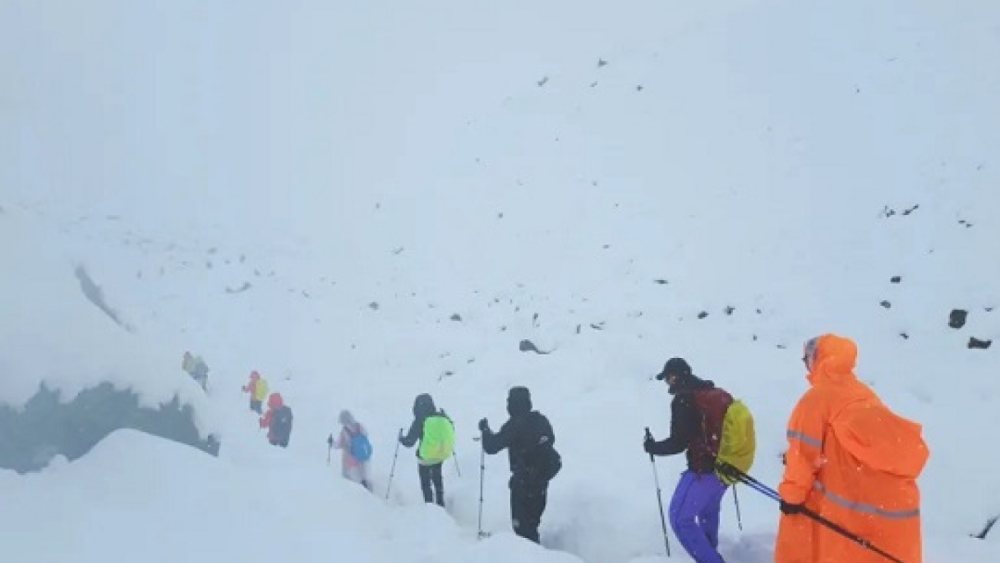 Everest'te 350 kişi kurtarıldı, 200 kişi zorlu koşullarda mahsur