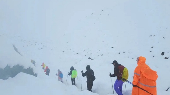 Everest'te 350 kişi kurtarıldı, 200 kişi zorlu koşullarda mahsur